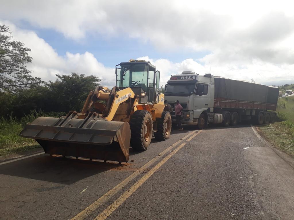 Região Carreta fica atravessada e trava rodovia Notícias VCA