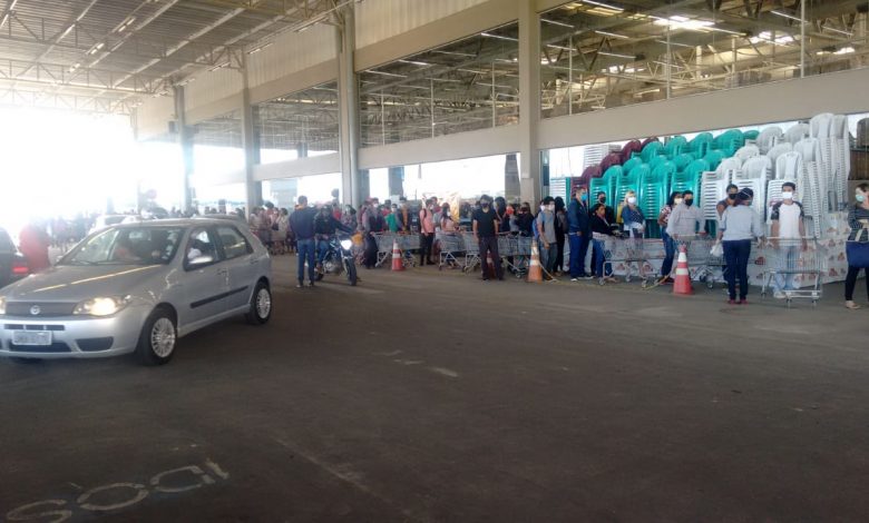 Photo of Assaí tem fila quilométrica em primeiro dia de vale alimentação dos alunos; confira o vídeo