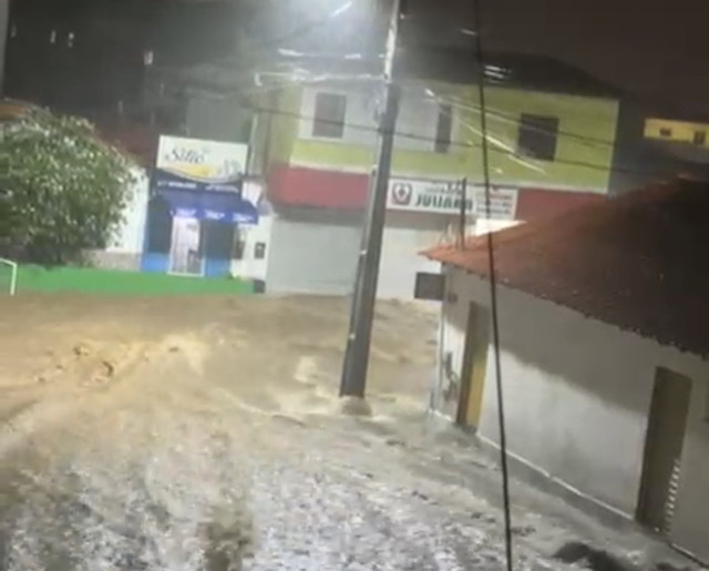 Vídeos Mostram Ruas Alagadas Em Itambé Após Forte Chuva - Notícias VCA