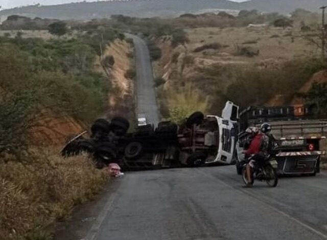 Photo of Acidente com caminhão na região