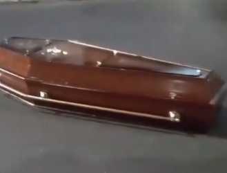 Photo of Vídeo: Caixão vai parar no meio da rua após cair de carro de funerária