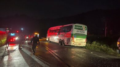 Photo of Tragédia: Grave acidente com mortes e feridos entre ônibus e caminhão
