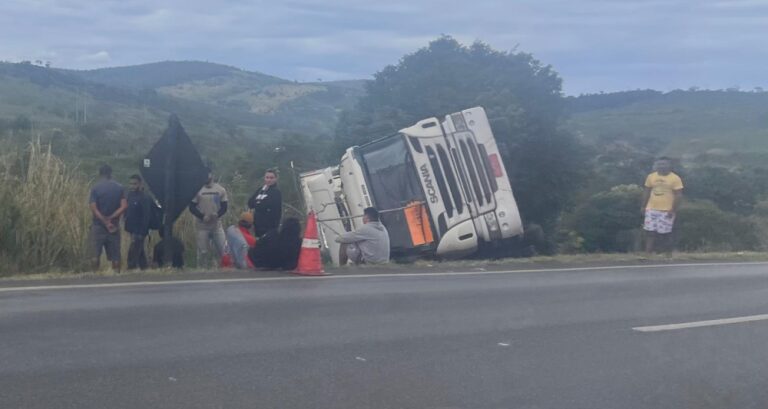 Photo of Região: Acidente com carreta carregada com chocolate na BR-116