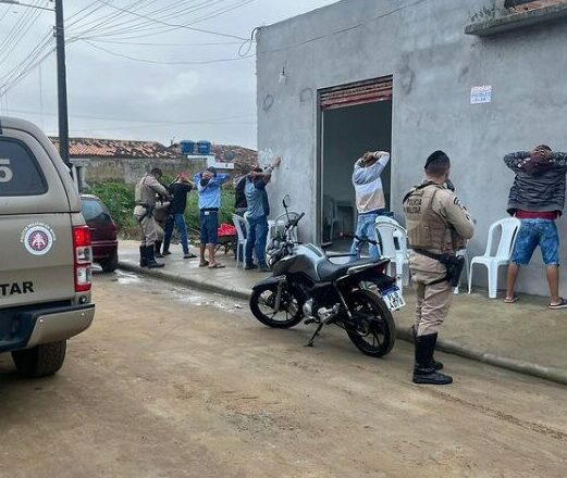 Photo of Esquadrão Falcão intensifica abordagens em Barra do Choça