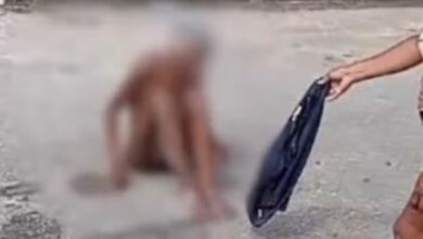 Photo of Filha é presa após abandonar a mãe idosa sem roupa no meio da rua