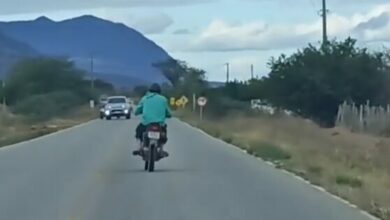 Photo of Perigo na região: Vídeo mostra motociclista fazendo zigue-zague na estrada