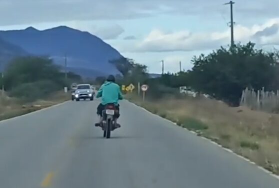 Photo of Perigo na região: Vídeo mostra motociclista fazendo zigue-zague na estrada