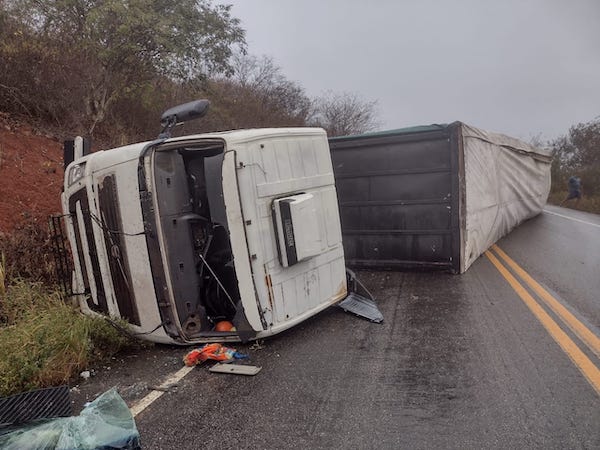 Photo of Região: Acidente com carreta carregada com cerveja