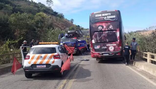 Photo of Vídeo mostra grave acidente com ônibus de César Menotti e Fabiano