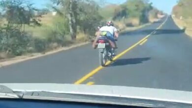 Photo of Vídeo mostra motociclista pilotando deitado em rodovia da região