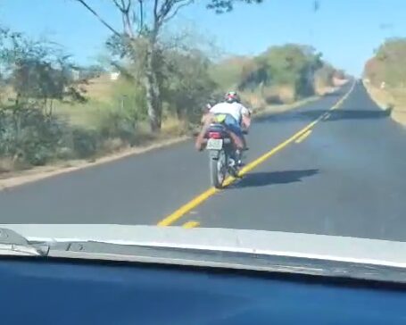 Photo of Vídeo mostra motociclista pilotando deitado em rodovia da região