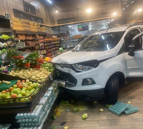 Photo of Motorista se revolta após ter carro incendiado e invade supermercado com outro veículo