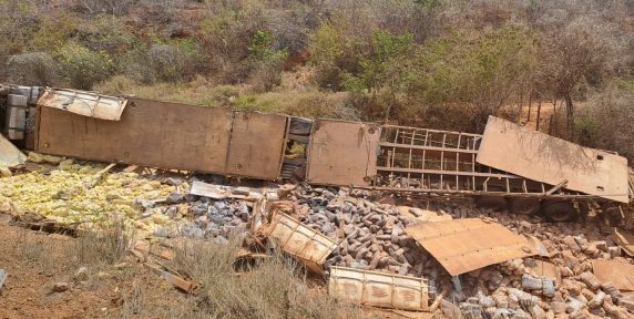 Photo of Região: Grave acidente com caminhoneiro preso às ferragens