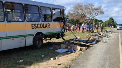 Photo of Acidente entre ônibus escolar e caminhão com morte e feridos graves