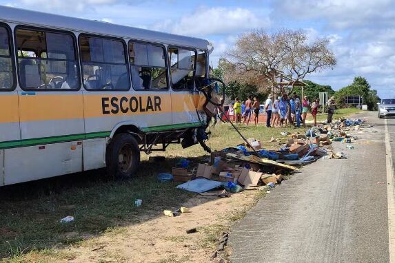 Photo of Acidente entre ônibus escolar e caminhão com morte e feridos graves