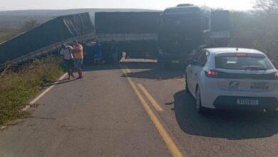 Photo of Região: Carreta não consegue subir a serra e fica atravessada na pista