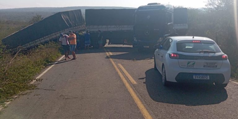 Photo of Região: Carreta não consegue subir a serra e fica atravessada na pista