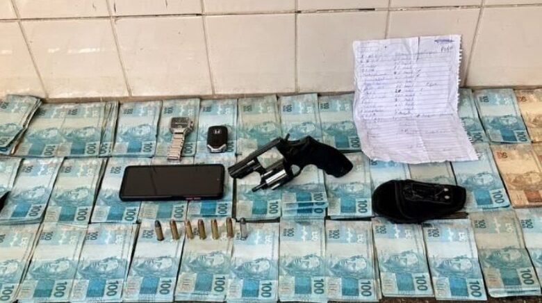 Photo of Região: Homem armado é preso com mais de 47 mil reais