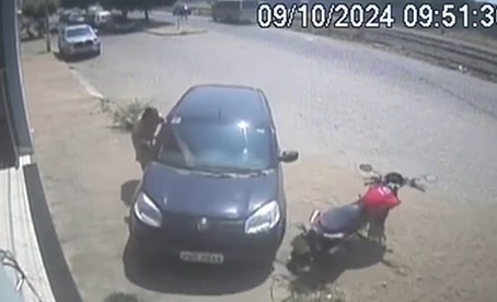 Photo of Vídeo: Criança entra em carro, liga veículo e causa acidente na região