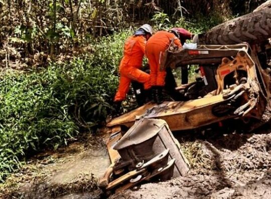 Photo of Susto em Conquista: Bombeiros resgatam homem preso embaixo de trator