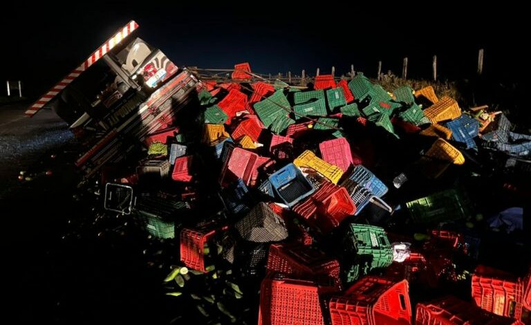 Photo of Região: Grave acidente com caminhão cheio de verduras