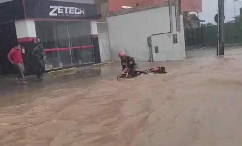 Photo of Vídeos: Forte chuva e transtornos em Conquista neste domingo