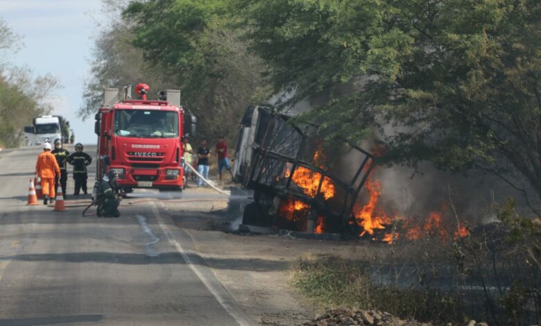 Photo of Susto na estrada: Caminhão pegou fogo na BR-116