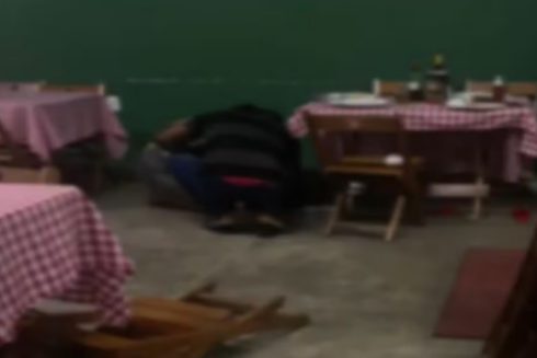 Photo of Ataque a tiros em pizzaria mata pai e deixa filha ferida