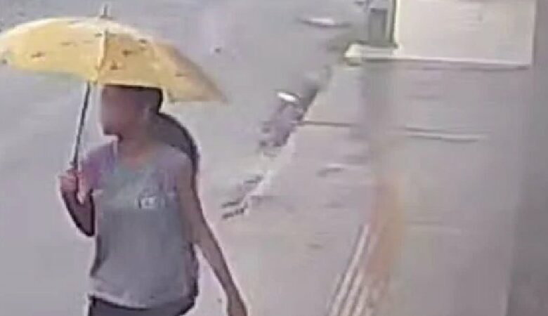 Photo of Vídeo mostra momento em que menina cai em bueiro e desaparece durante a chuva