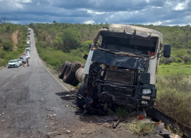 Photo of Região: Grave acidente com vítimas presas às ferragens