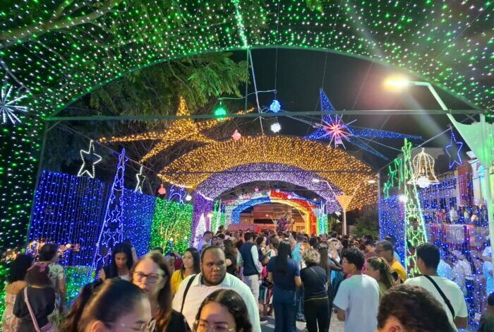 Photo of Natal Conquista de Luz: luzes são acesas na Praça Tancredo Neves e encantam público de todas as idades