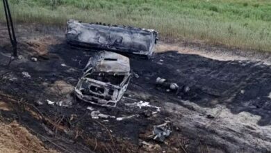 Photo of Região: Caminhão-tanque cai na ribanceira e pega fogo