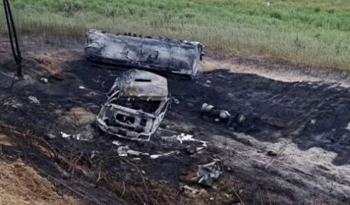 Photo of Região: Caminhão-tanque cai na ribanceira e pega fogo