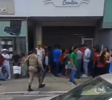 Photo of Conquista: Homem armado invade loja e faz reféns no centro da cidade