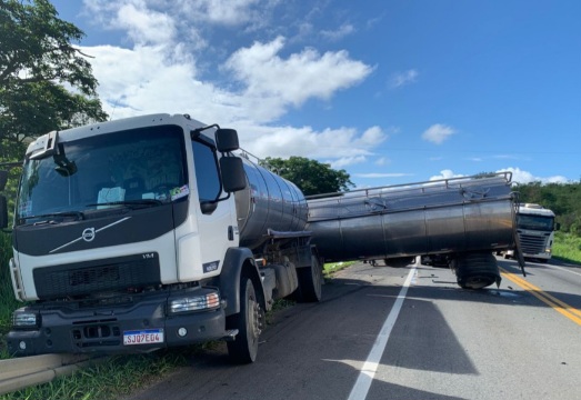 Photo of Região: Acidente com carreta-tanque na BR-116