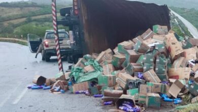 Photo of Região: Caminhão com cigarros contrabandeados se envolve em acidente durante escolta na estrada