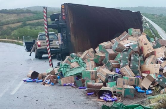 Photo of Região: Caminhão com cigarros contrabandeados se envolve em acidente durante escolta na estrada