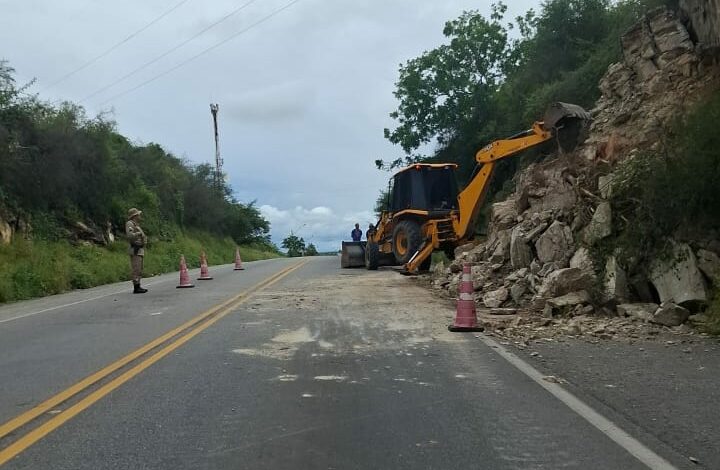 Photo of Vídeo: Deslizamento de pedra em estrada da região