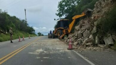 Photo of Vídeo: Deslizamento de pedra em estrada da região