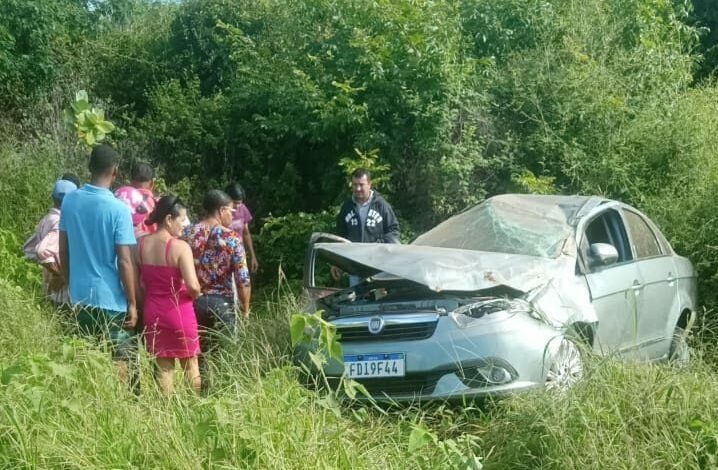 Photo of Região: Carro vai parar no matagal após grave acidente