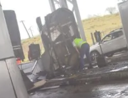 Photo of Carreta bateu em cabine de pedágio da Via Bahia e local ficou destruído