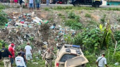 Photo of Homem ataca policiais dentro de viatura e provoca acidente na estrada