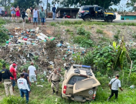 Photo of Homem ataca policiais dentro de viatura e provoca acidente na estrada