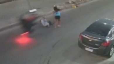 Photo of Homem atropela e mata mulher após empinar moto na avenida