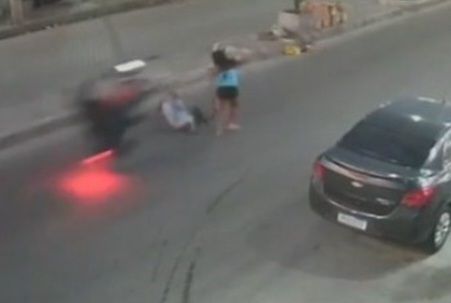 Photo of Homem atropela e mata mulher após empinar moto na avenida