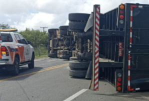 Photo of Região: Acidente com carreta trava BR-116