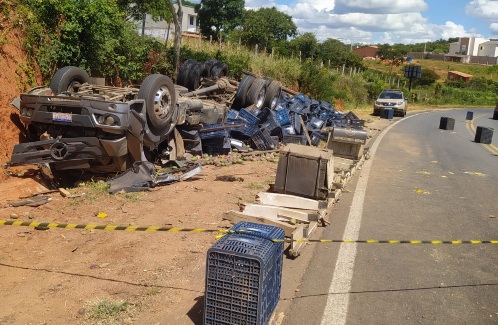 Photo of Vídeo: Grave acidente com caminhão na região