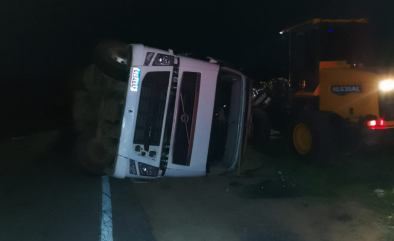 Photo of Região: Caminhoneiro preso às ferragens na “Curva da Morte”