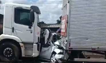 Photo of Carro é imprensado por carretas e fica destruído