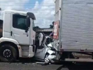 Photo of Carro é imprensado por carretas e fica destruído